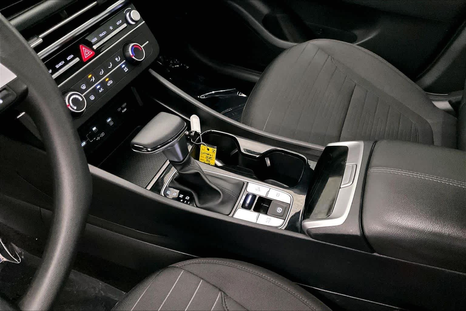 2025 Hyundai Santa Cruz SE - Photo 17