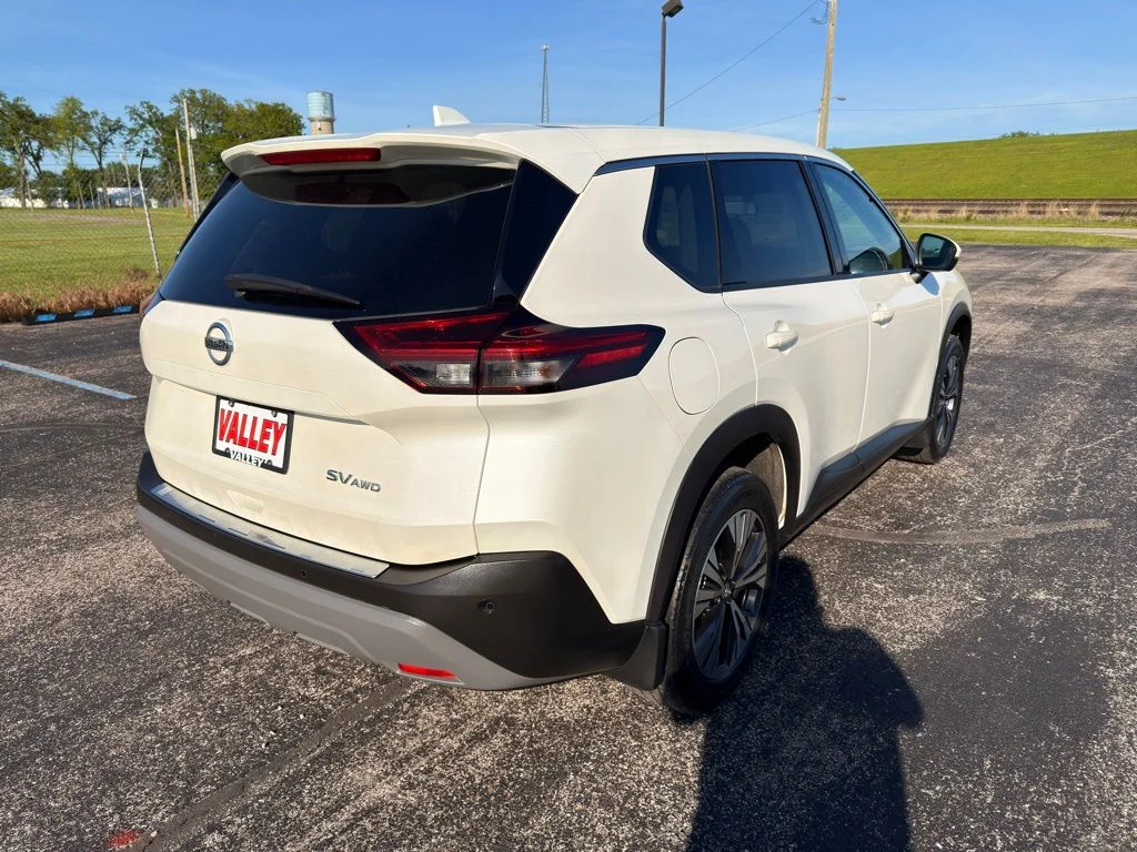 Used 2021 White Nissan SV image 11