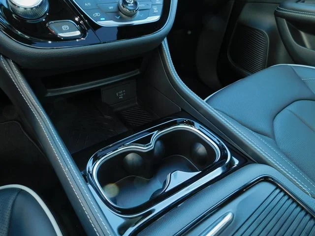 New 2026 Diamond Black Crystal Pearl-Coat Exterior Paint Chrysler Limited image 19