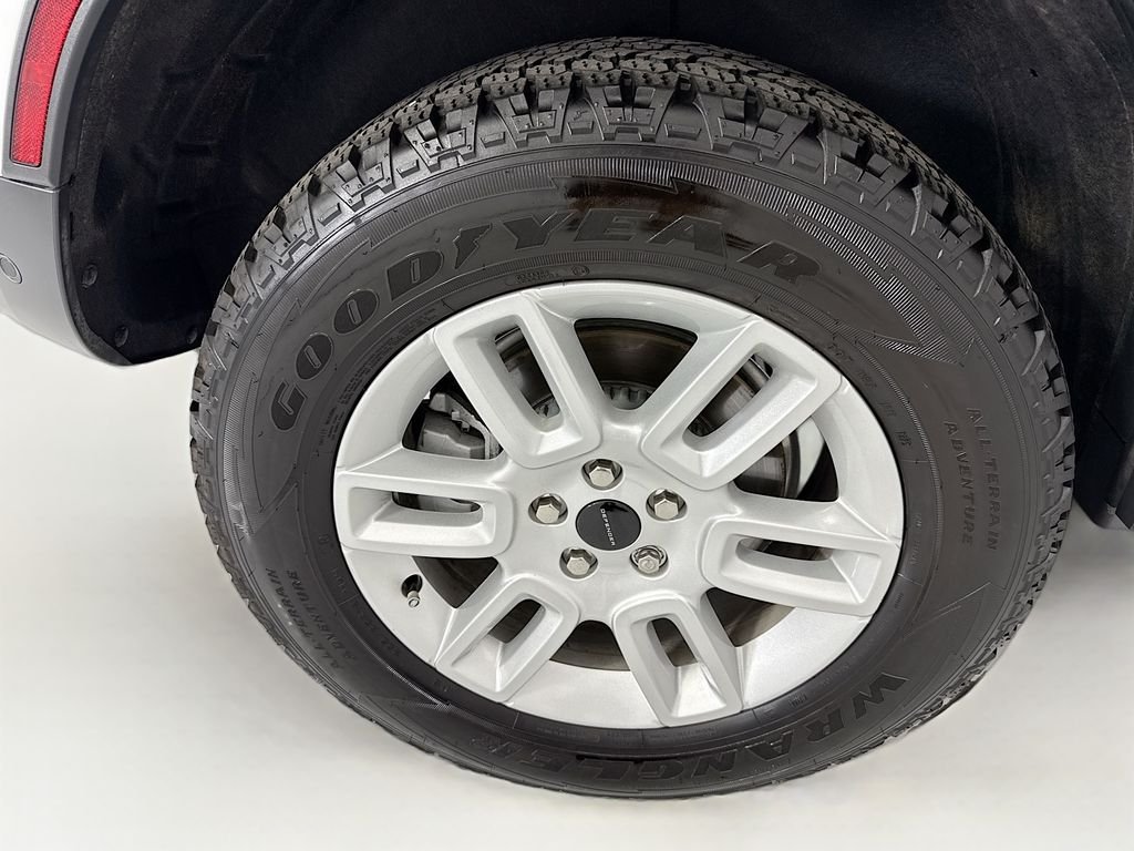 Certified Used 2026 Fuji White Land Rover S image 32