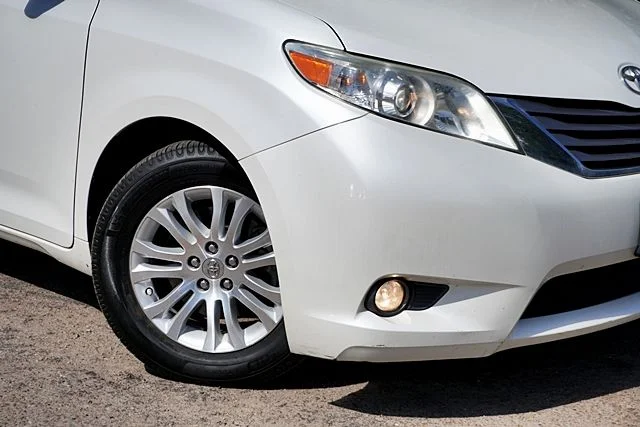 Used 2015 White Toyota XLE image 3