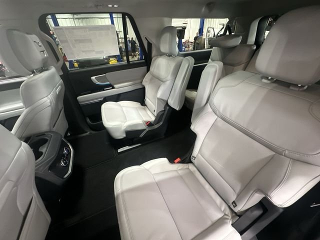 New 2027 White Ford Platinum image 30