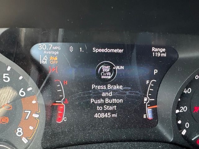 Used 2023 Silver Jeep Latitude image 3
