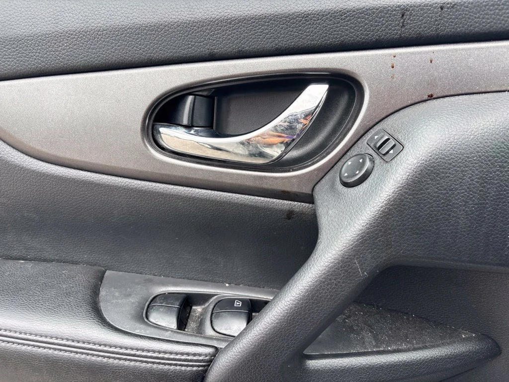 Used 2016 Silver Nissan SV image 12