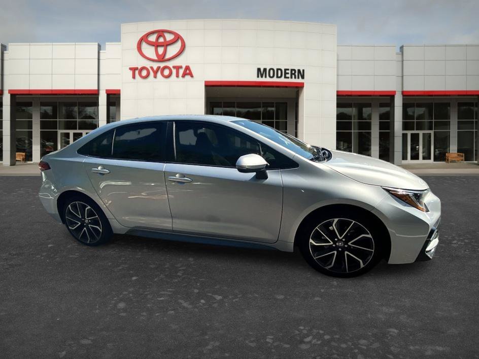 Used 2022 Classic Silver Metallic Toyota SE image 17