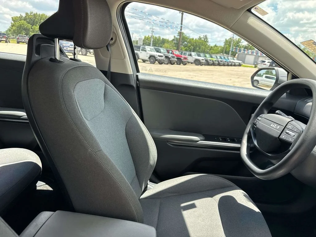 2025 Kia K4 LXS - Photo 24