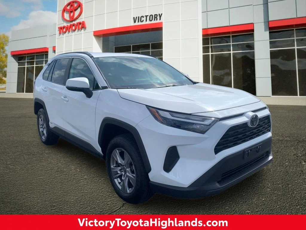 Used 2025 White Toyota XLE image 1