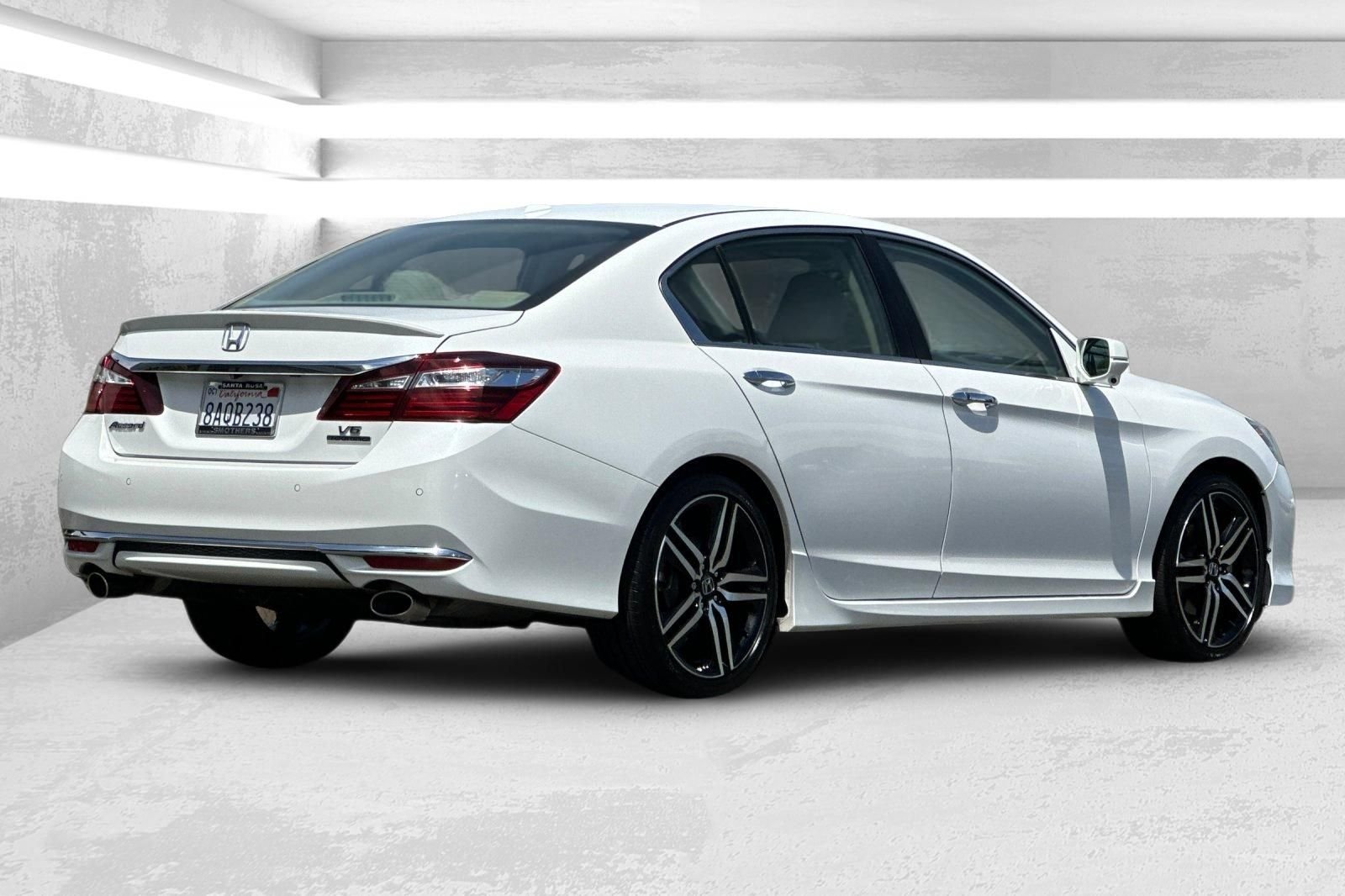 Used 2017 White Honda Touring image 4