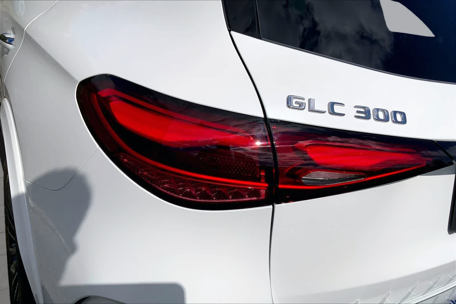 New 2026 MANUFAKTUR Moonlight White Metallic Mercedes-Benz GLC 300 image 14