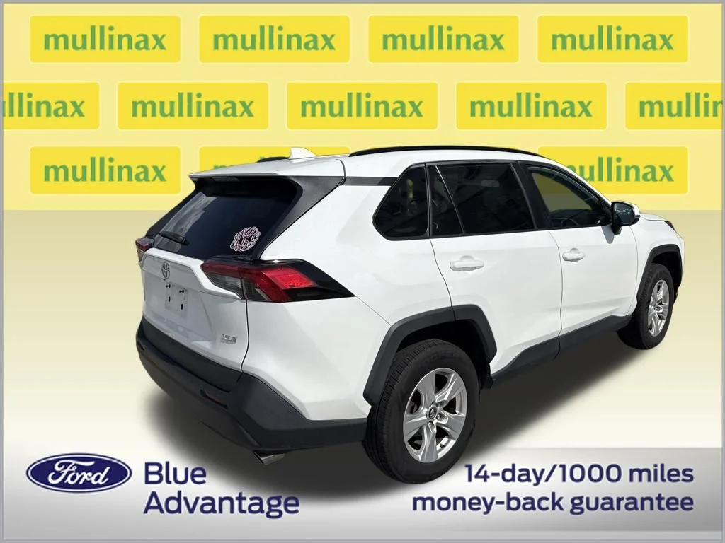 Used 2019 White Toyota XLE image 3