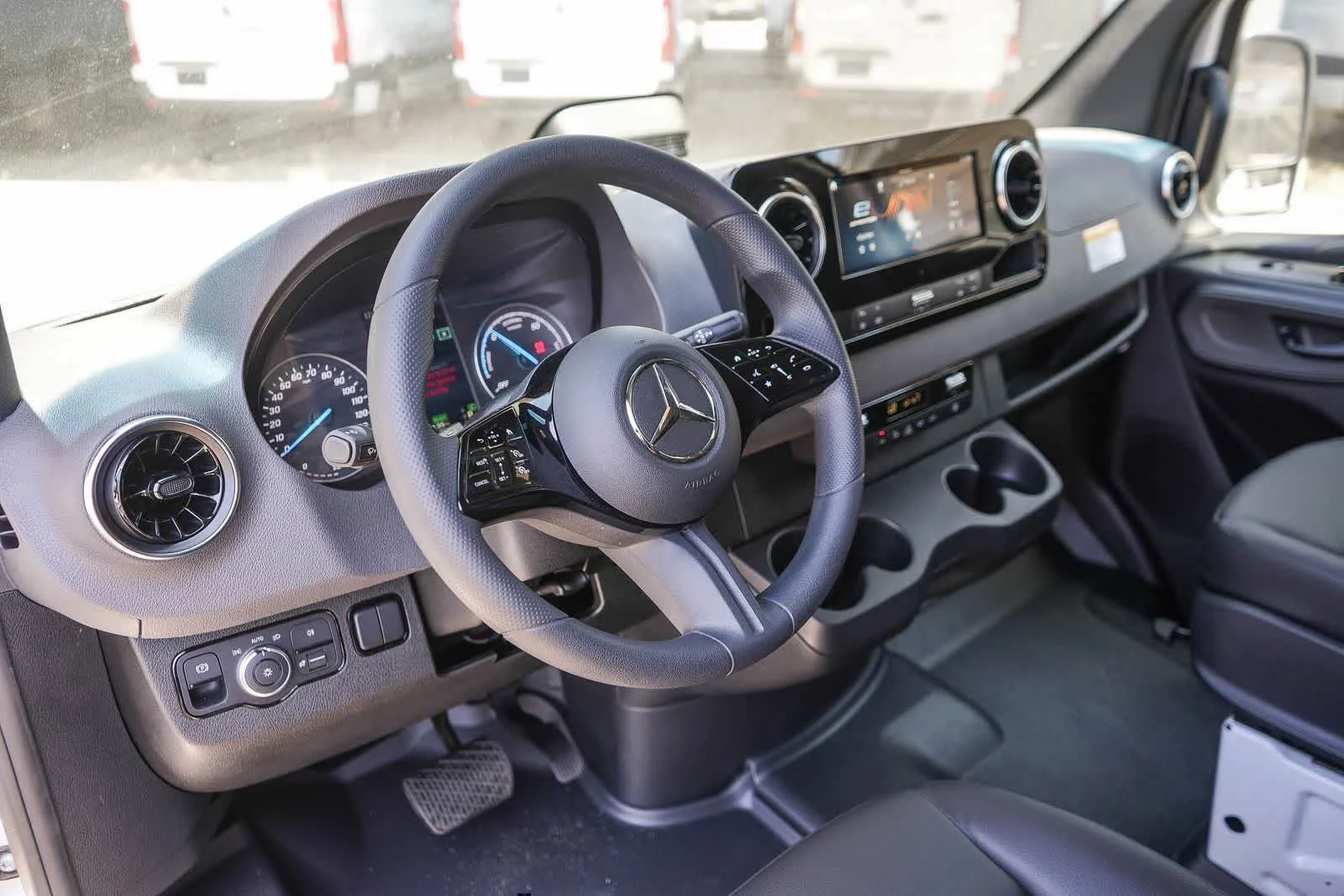 New 2025 Arctic+White Mercedes-Benz Cargo 170WB High Roof 113kw Battery RWD SO Motor image 14