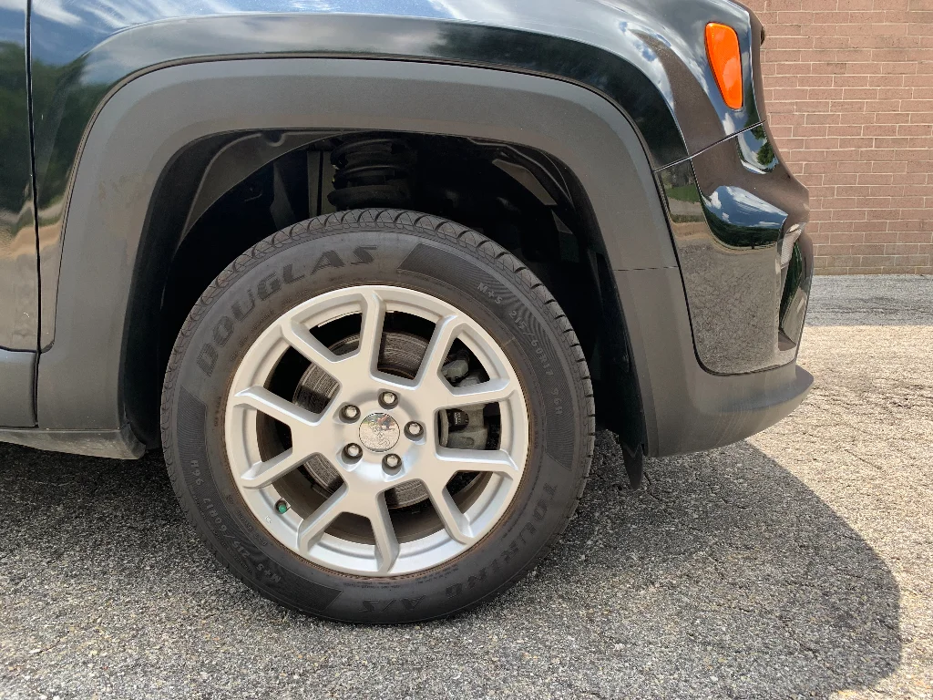 Used 2021 Black Clearcoat Jeep Latitude image 9