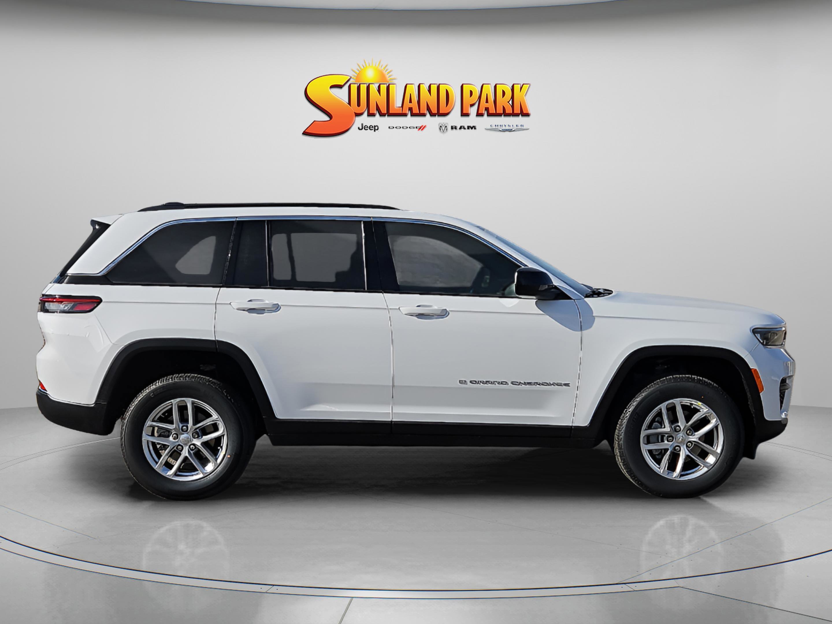 New 2025 Bright White Clear-Coat Exterior Paint Jeep Laredo image 6
