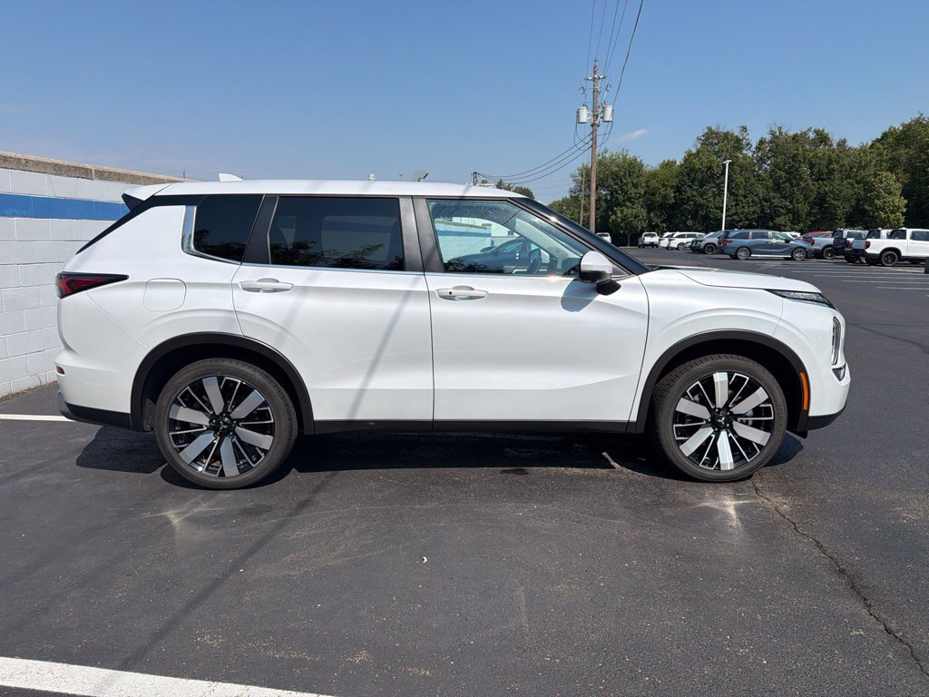 Used 2025  Mitsubishi SE image 6