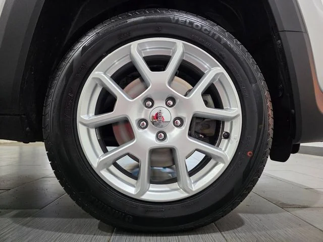 Used 2021 Silver Jeep Latitude image 25