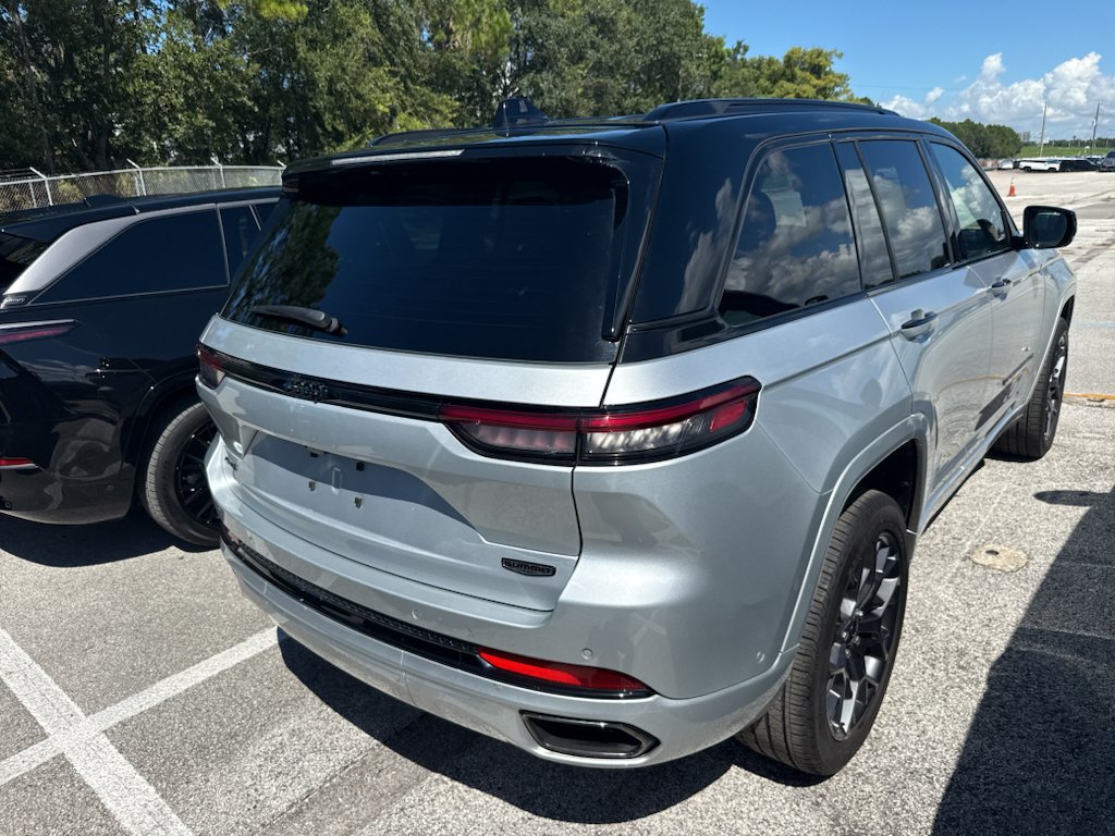 Used 2025 Sil Jeep Summit image 3