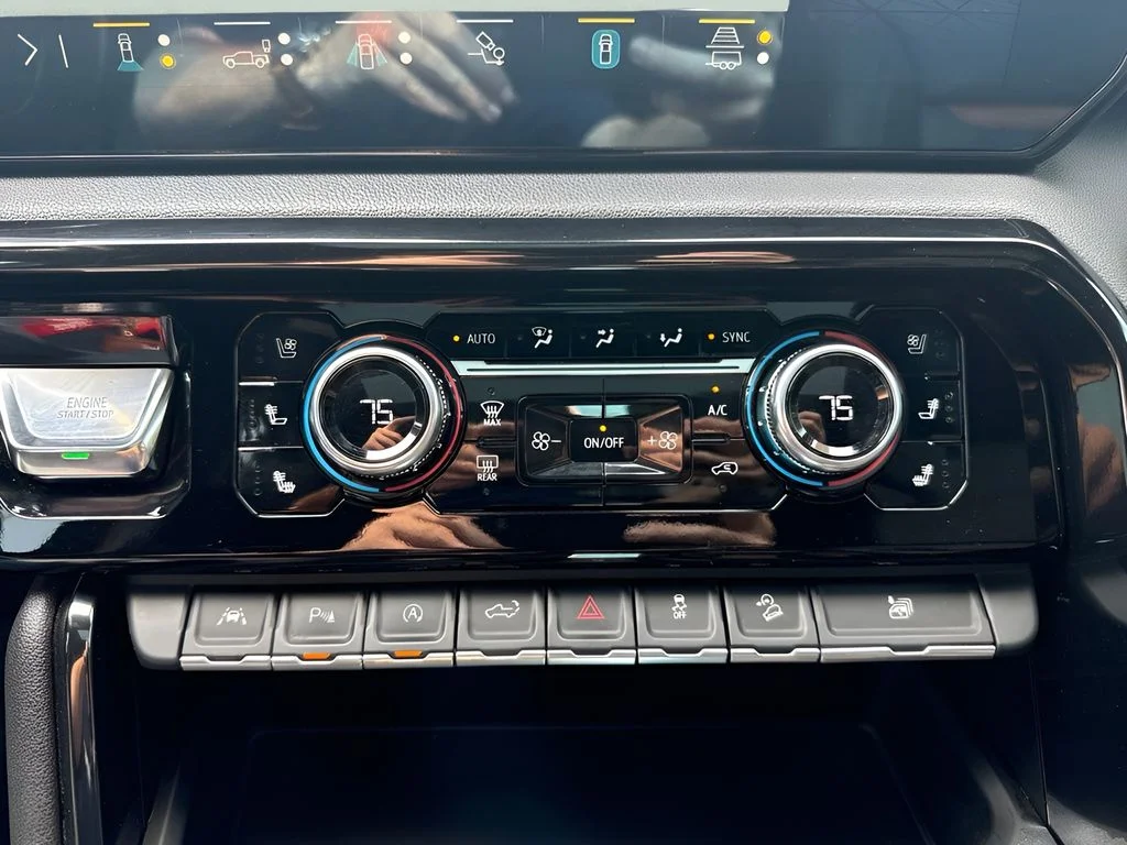 Used 2022 White GMC AT4 image 22