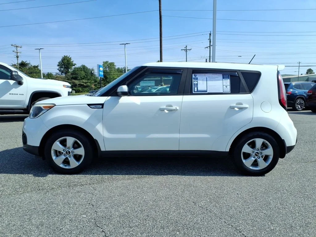 Used 2018 White Kia Base image 28