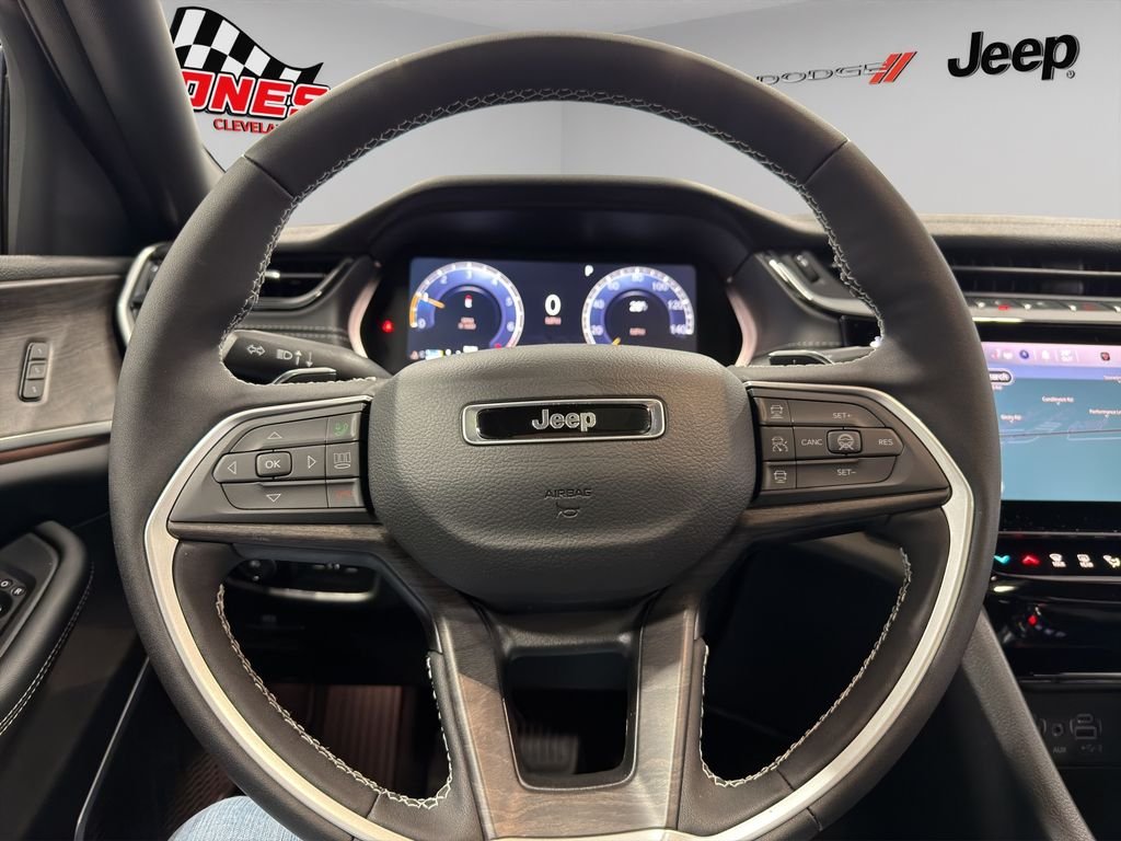 New 2026 Bright White Clear-Coat Exterior Paint Jeep Limited image 24