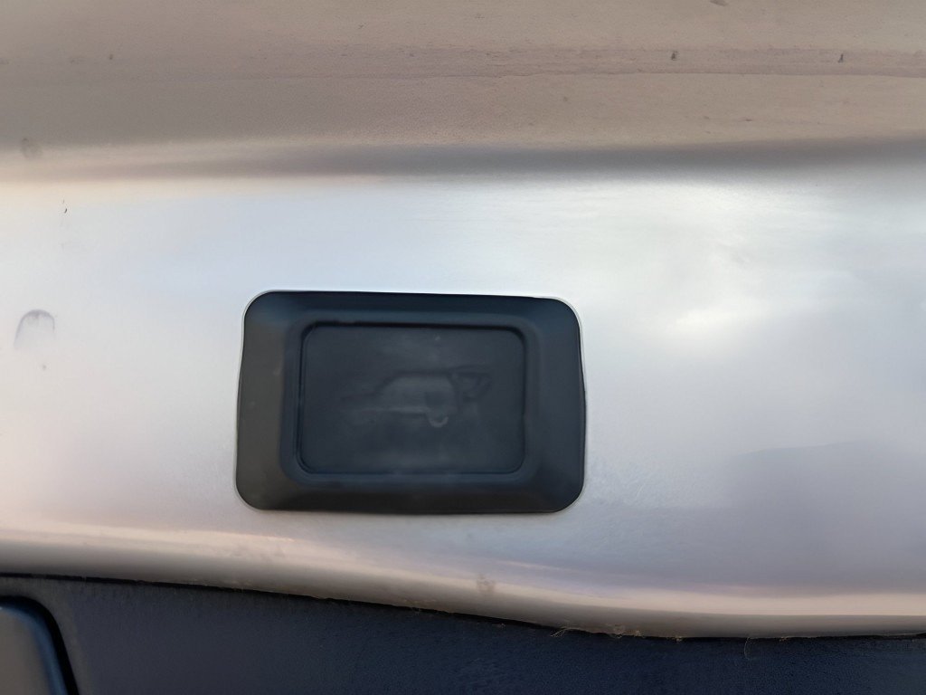 Used 2021 Silver Sky Metallic Toyota XLE Premium image 22