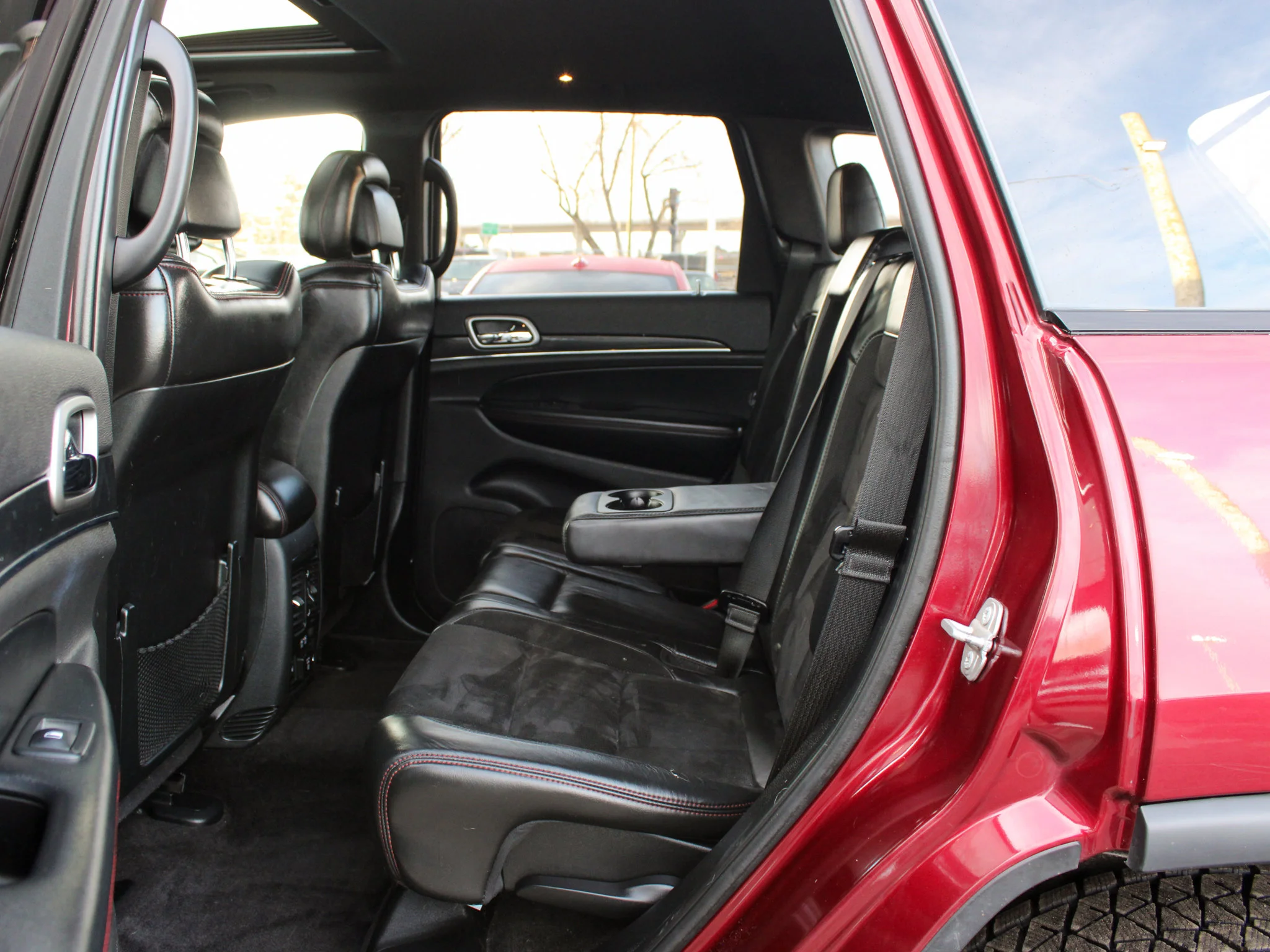 Used 2018 Red Jeep Trailhawk * V6 | Winter Tires | Heated/Vented Seats | Apple CarPlay | Navigation image 17