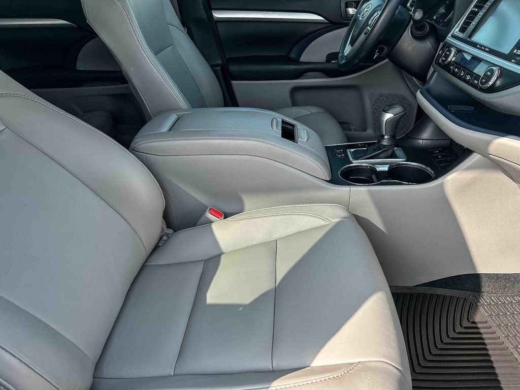 Used 2018 White Toyota XLE image 25