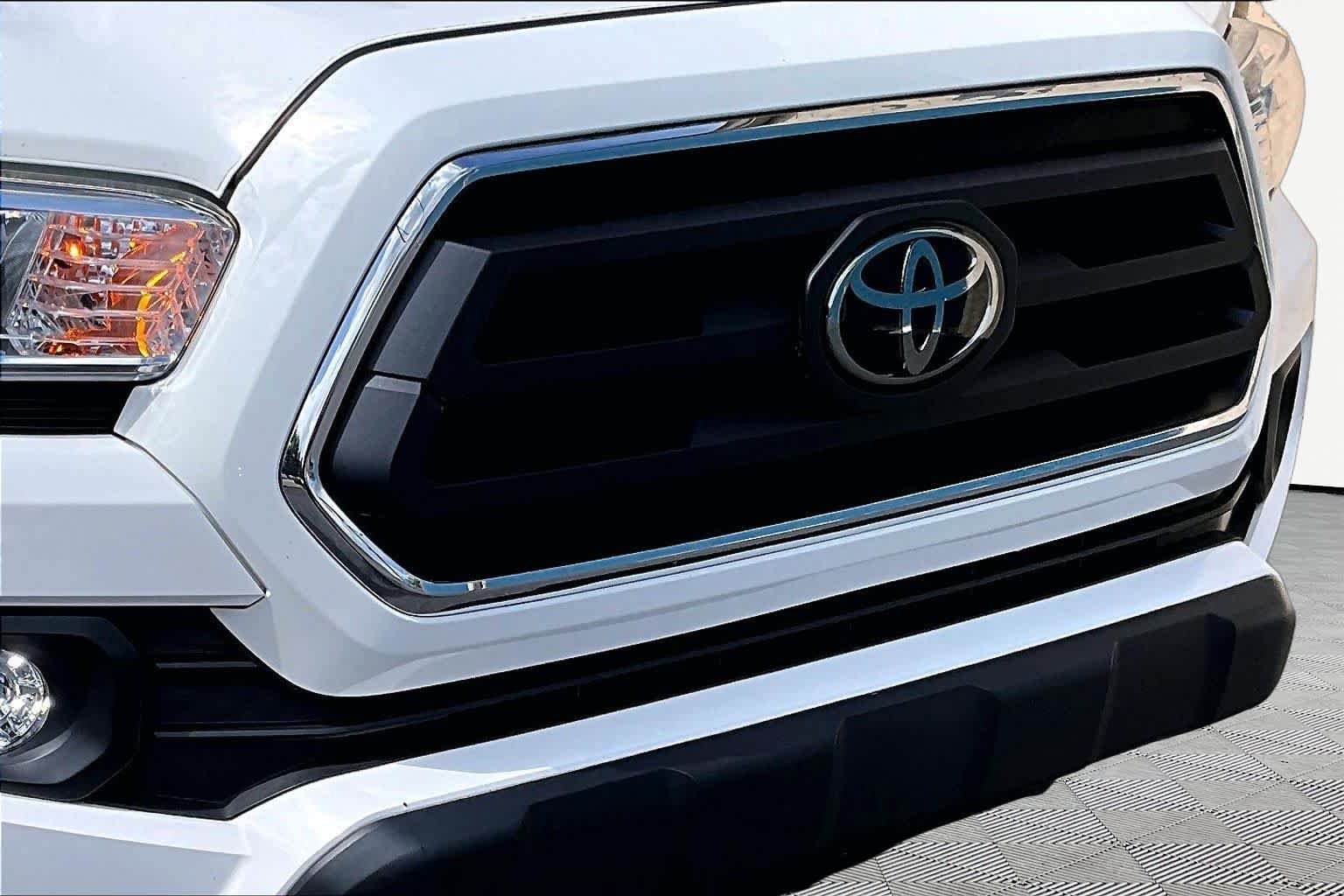 Used 2021 Super White Toyota SR5 image 30