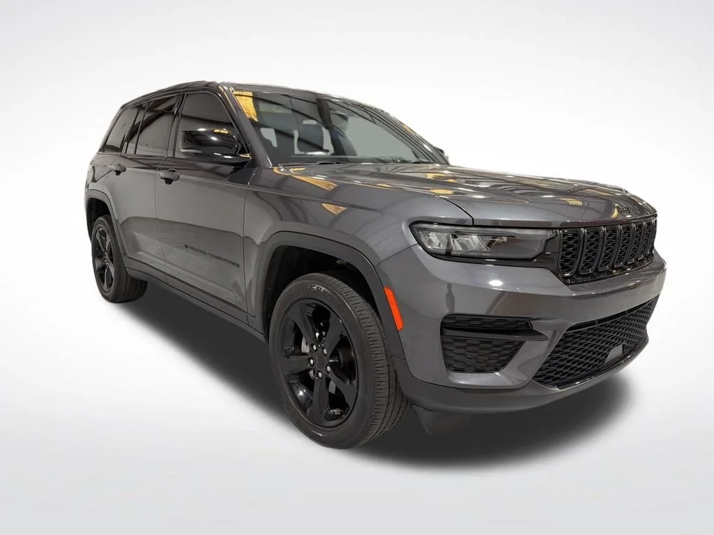 Used 2023 Gray Jeep Altitude X image 3
