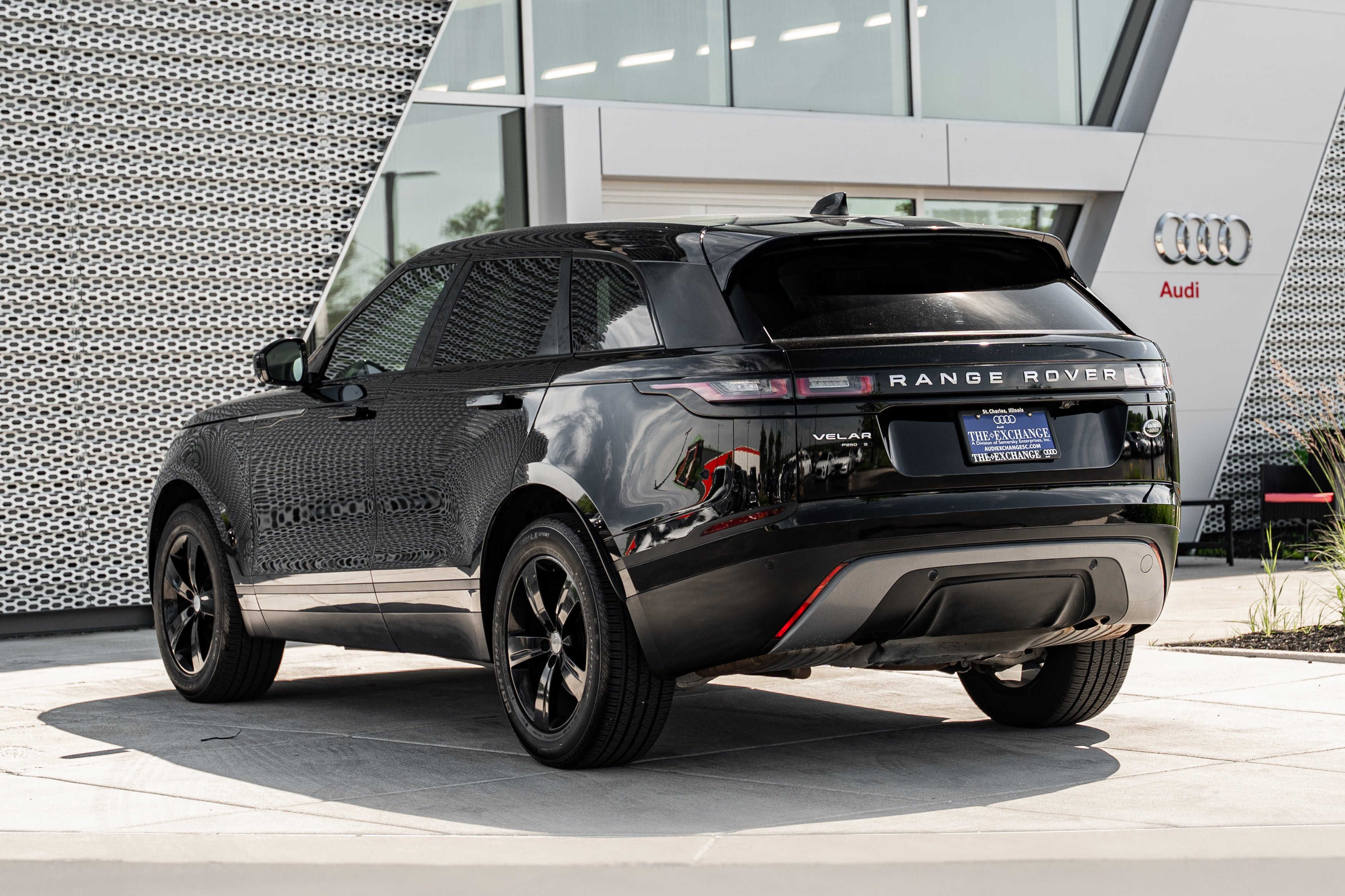 Used 2020 Santorini Black Metallic Land Rover S image 5