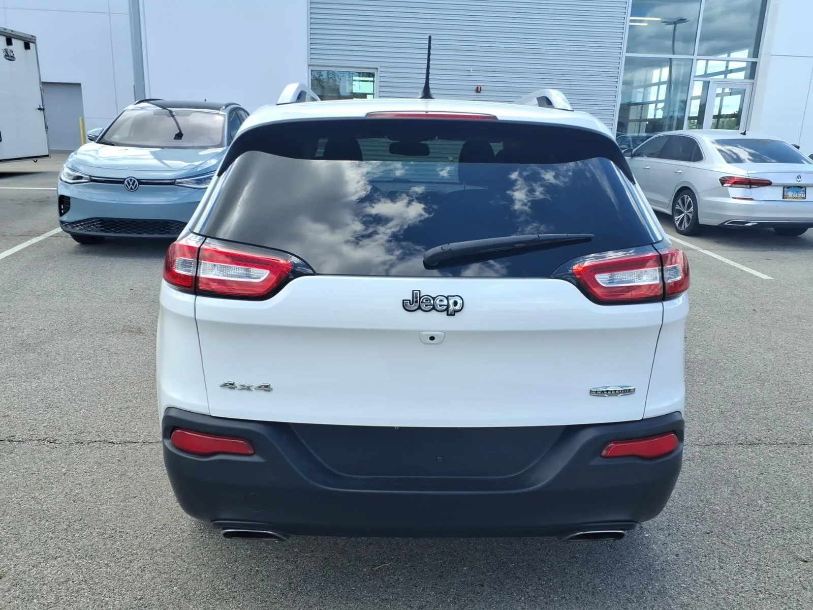 Used 2015 White Jeep 4WD 4DR LATITUDE image 6