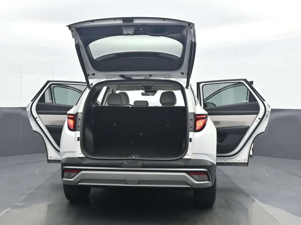 Used 2025 White Hyundai SEL image 38