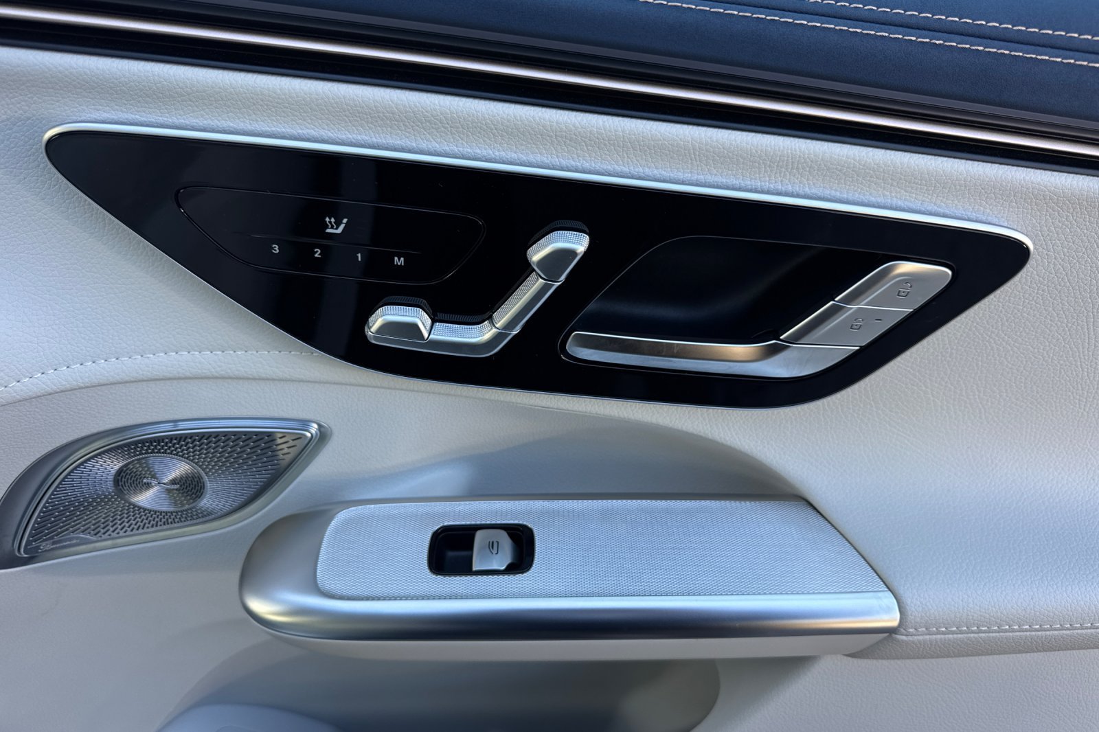 Certified Used 2023 Blue Mercedes-Benz 500 SUV image 35