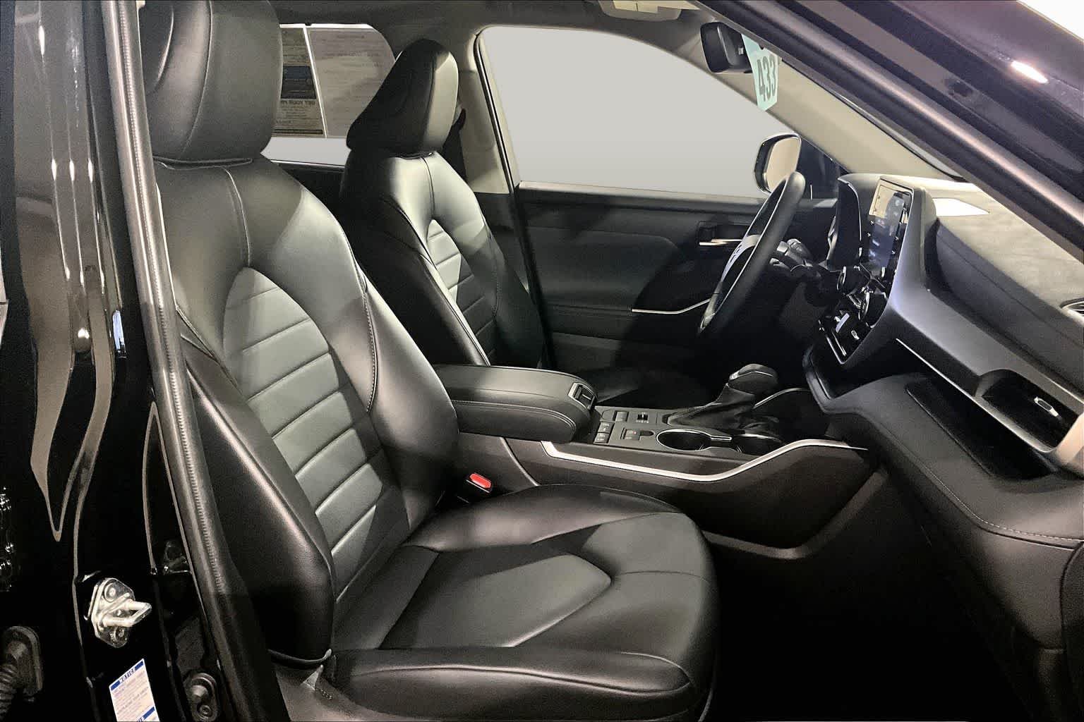 Used 2022 Midnight Black Metallic Toyota XLE image 16