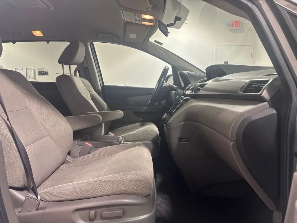 Used 2016 Lunar Silver Metallic Honda SE image 26