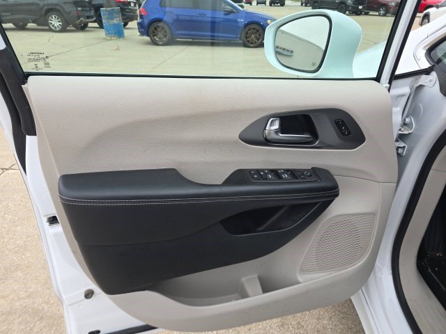 Certified Used 2022 Bright White Clearcoat Chrysler Touring L image 16