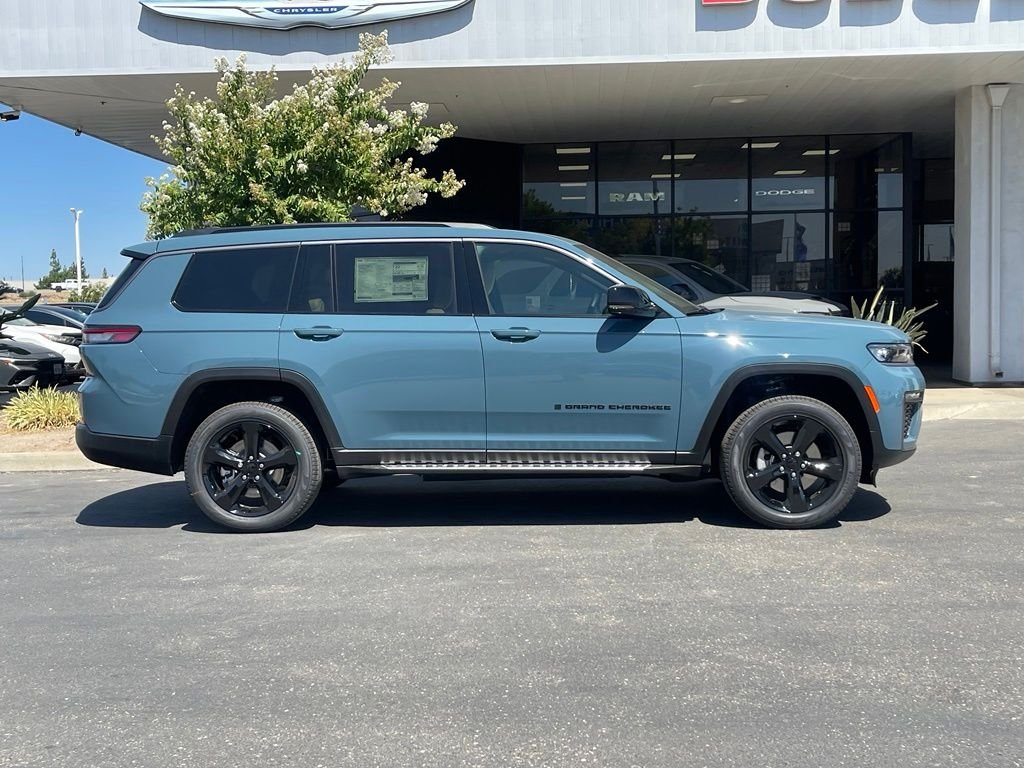 New 2026 Steel Blue Exterior Paint Jeep Limited image 3
