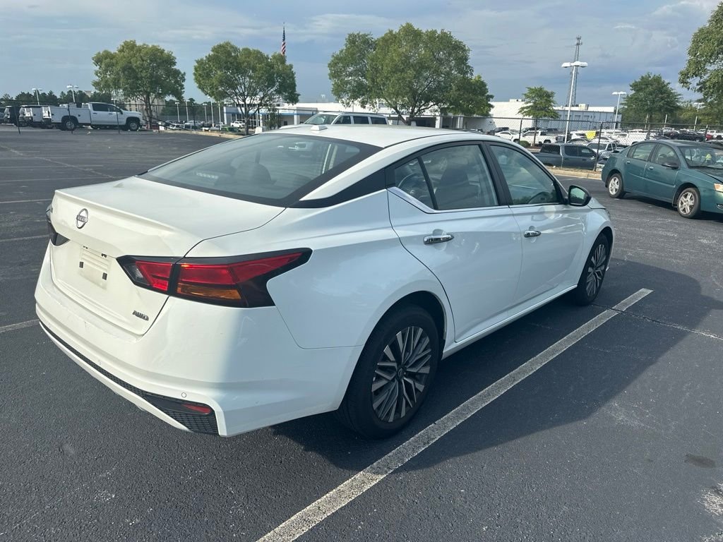 Used 2025 White Nissan 2.5 SV image 6