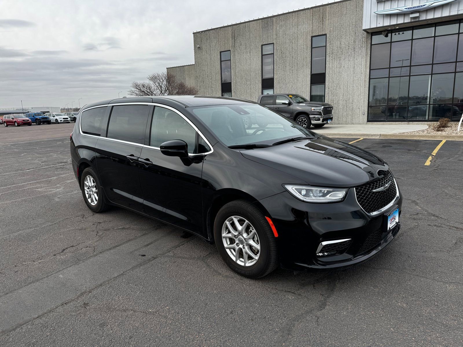 Used 2025  Chrysler Select image 3