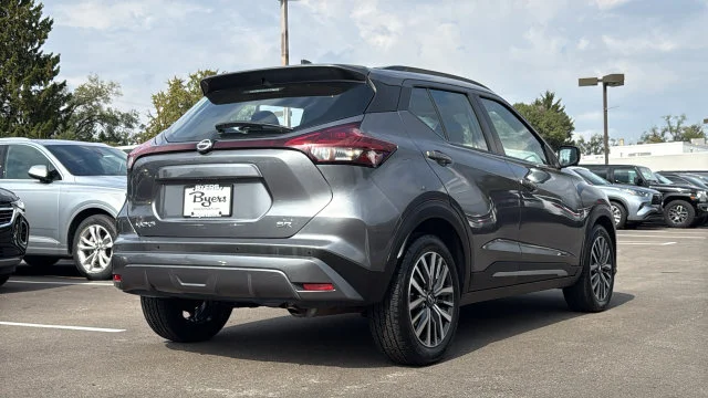 Used 2022 Gray Nissan SR image 6