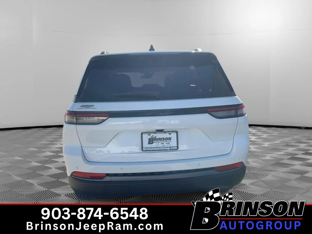 New 2027 Bright White Clear-Coat Paint Jeep Laredo Altitude image 4