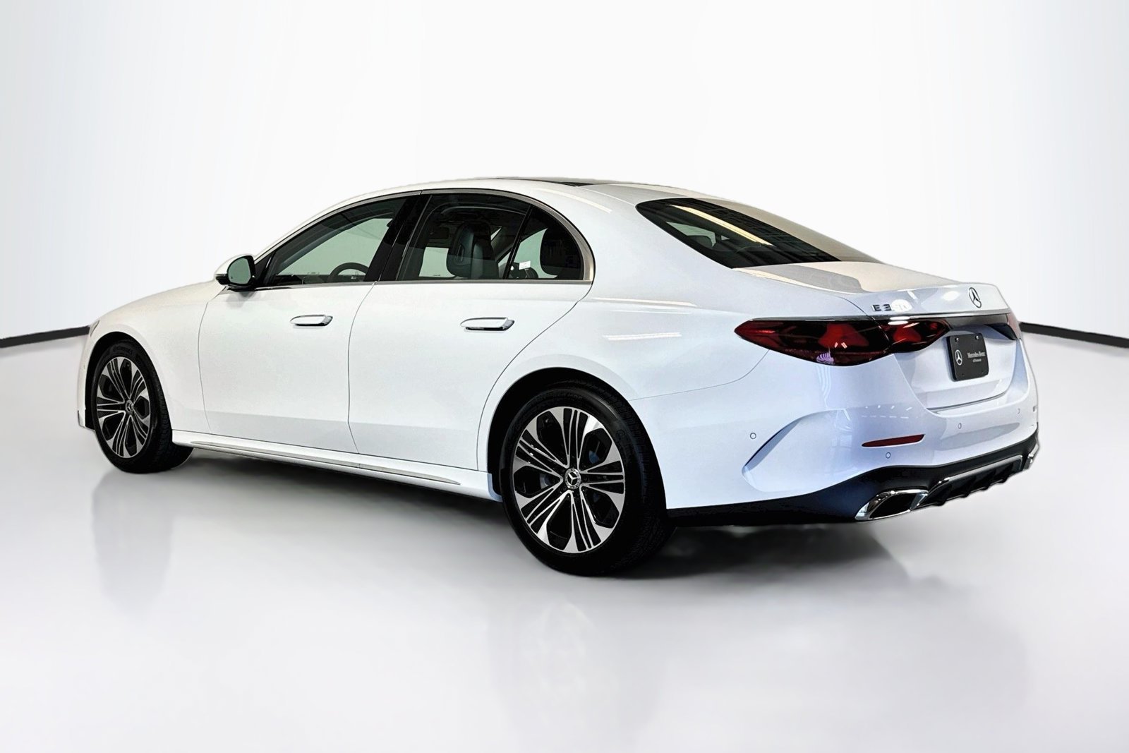 New 2026 MANUFAKTUR Moonlight White Metallic Mercedes-Benz E 350 image 7