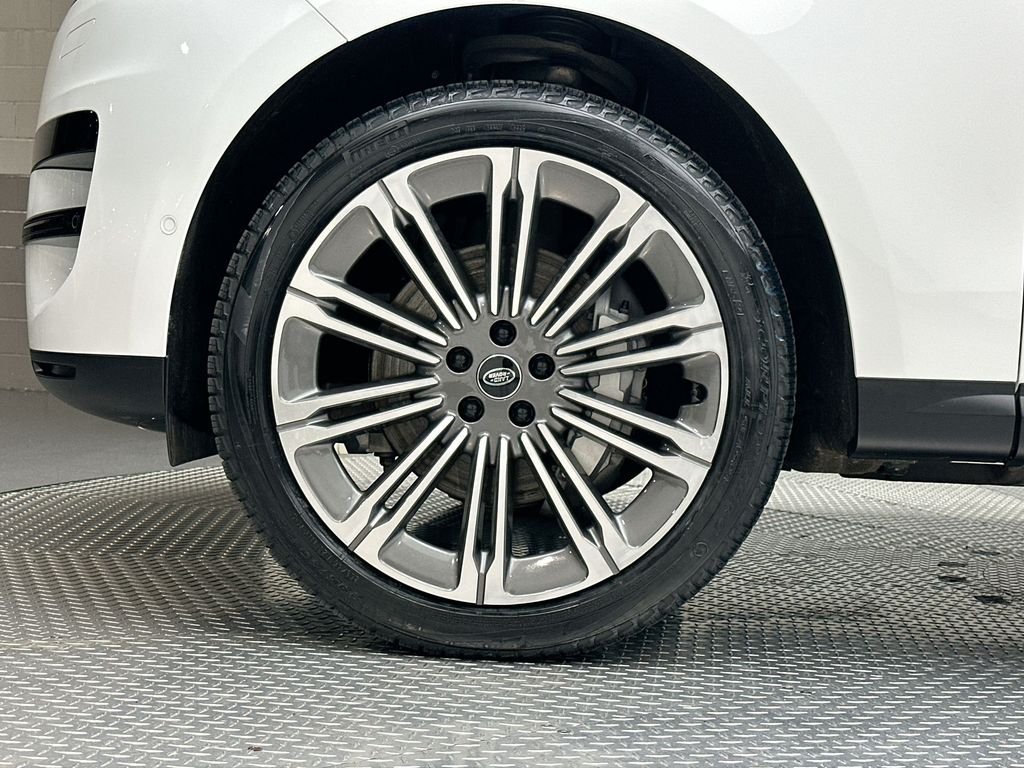 Used 2024 Fuji White Land Rover SE image 17
