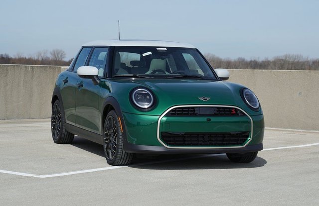 2026 MINI 4 Door Iconic