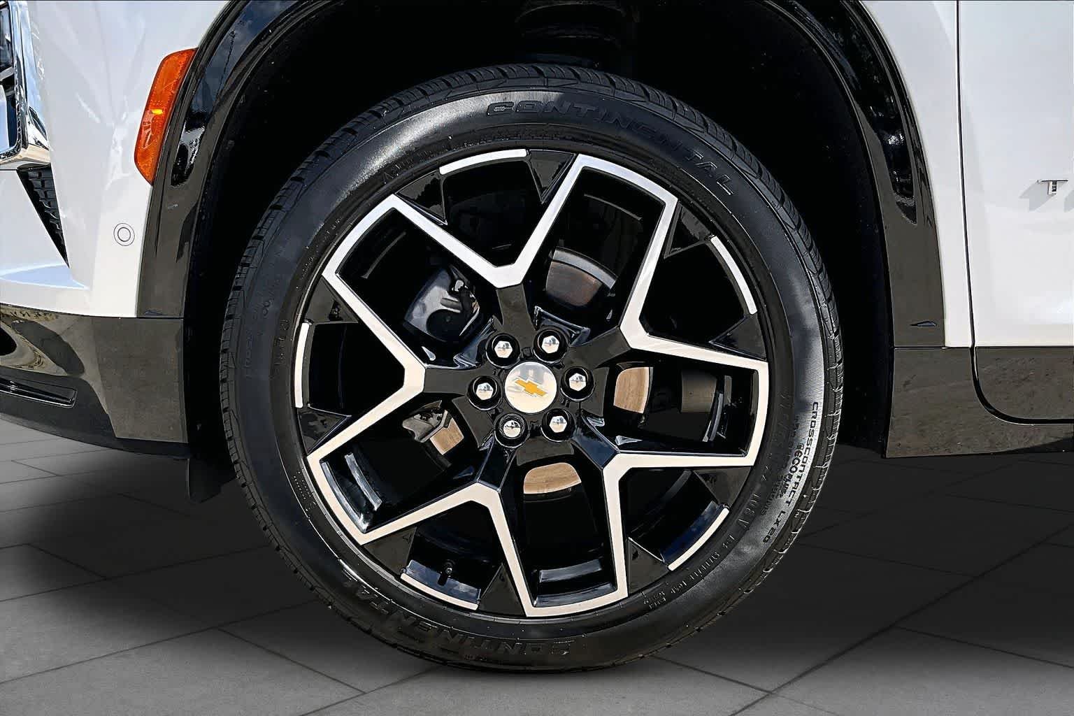 Used 2025 Iridescent Pearl Tricoat Chevrolet FWD High Country image 11