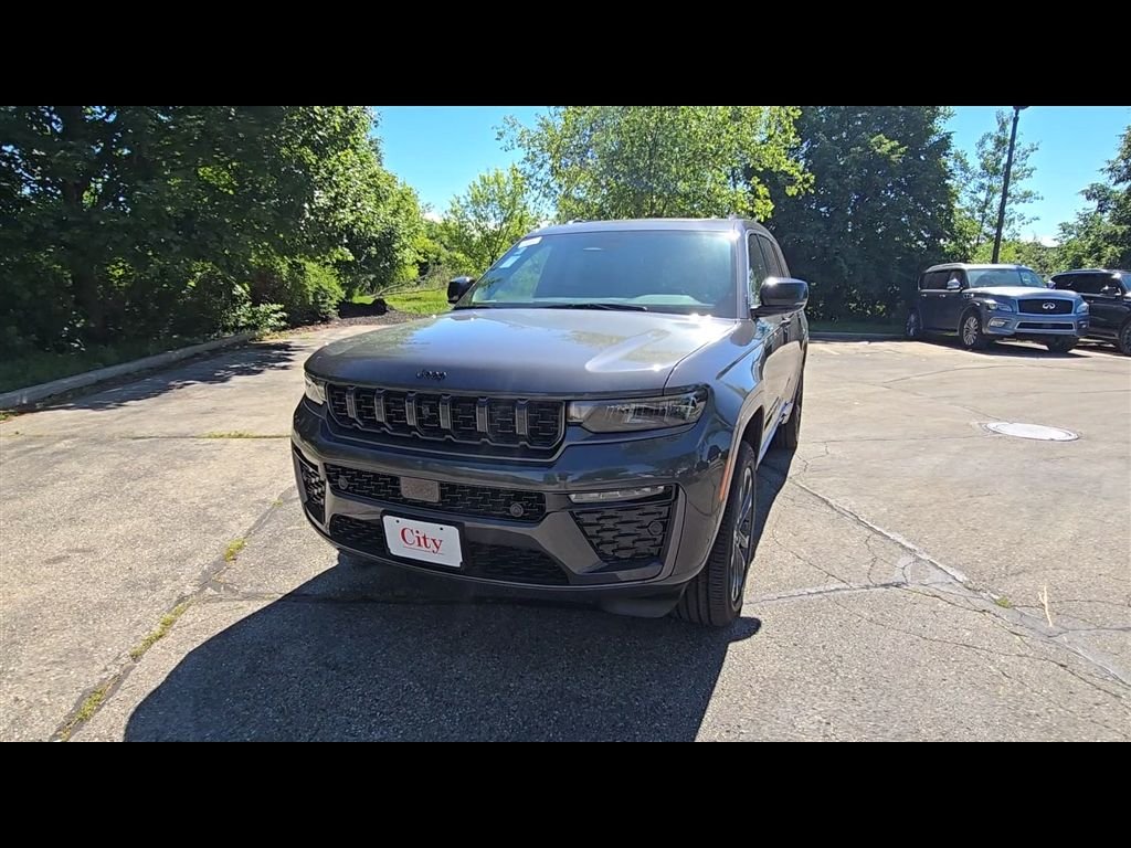 New 2026 Baltic Gray Metallic Clear-Coat Exterior Paint Jeep Limited Reserve image 3