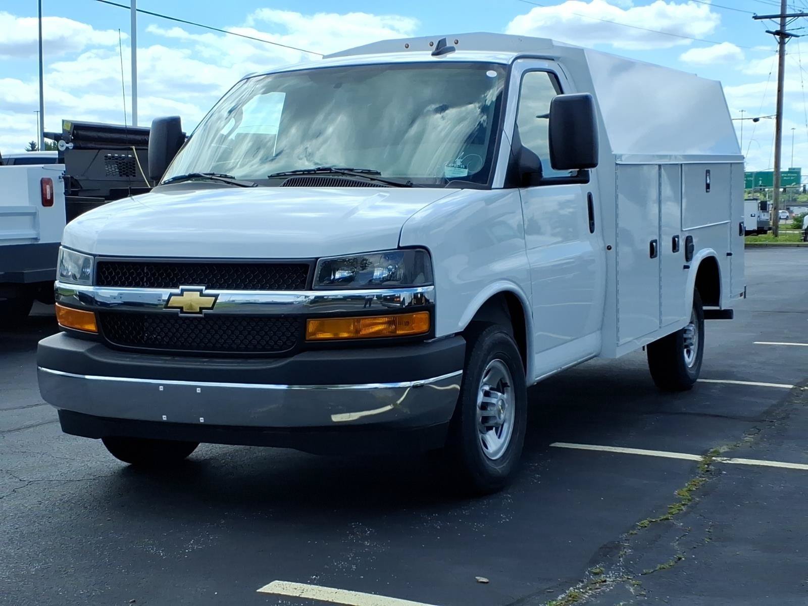 New 2026 Summit White Chevrolet 1WT image 2