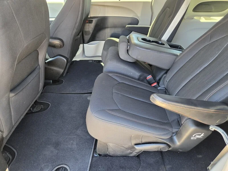 Used 2018 Velvet Red Pearlcoat Chrysler Touring Plus image 8
