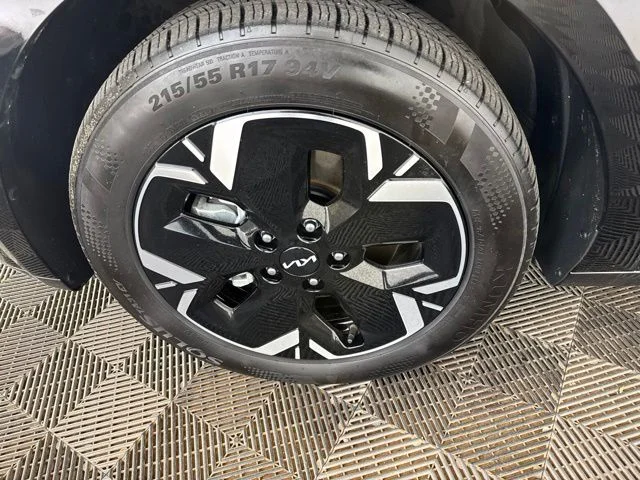 Used 2023 Gray Kia Wind image 28
