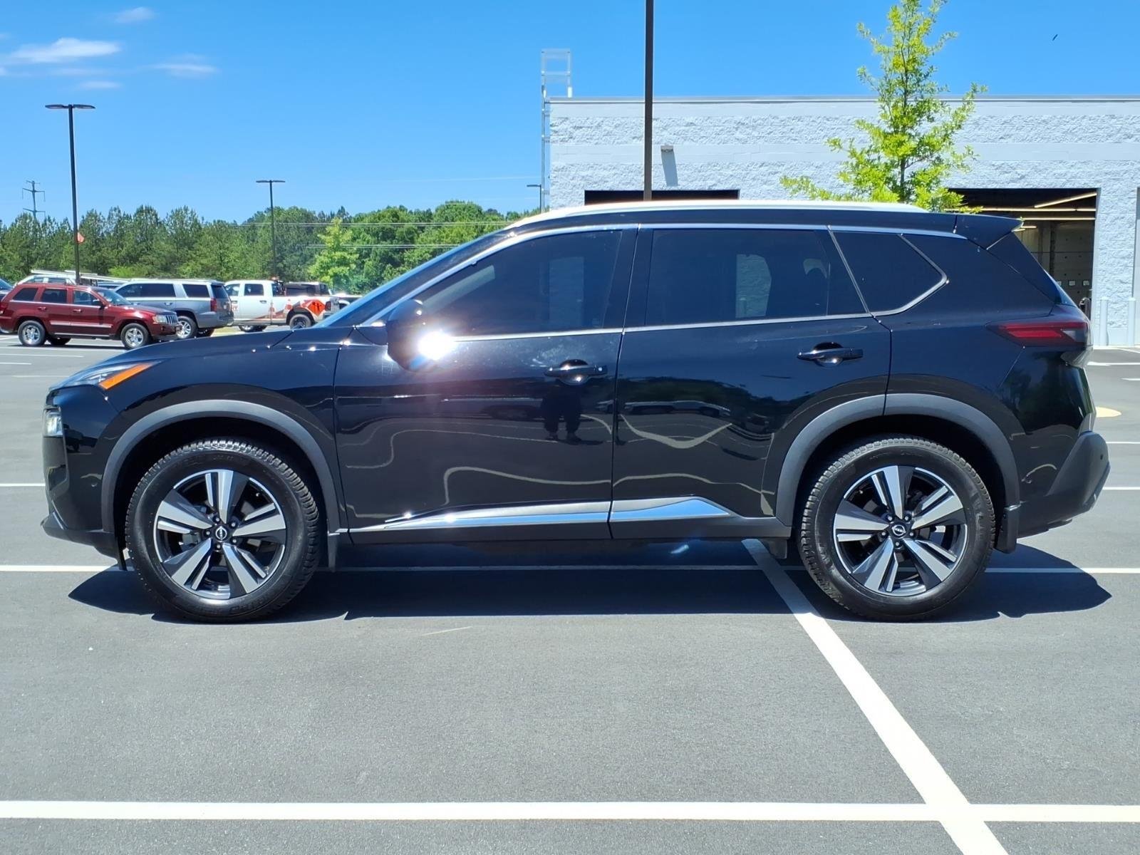 Used 2022 Super Black Nissan SL image 3