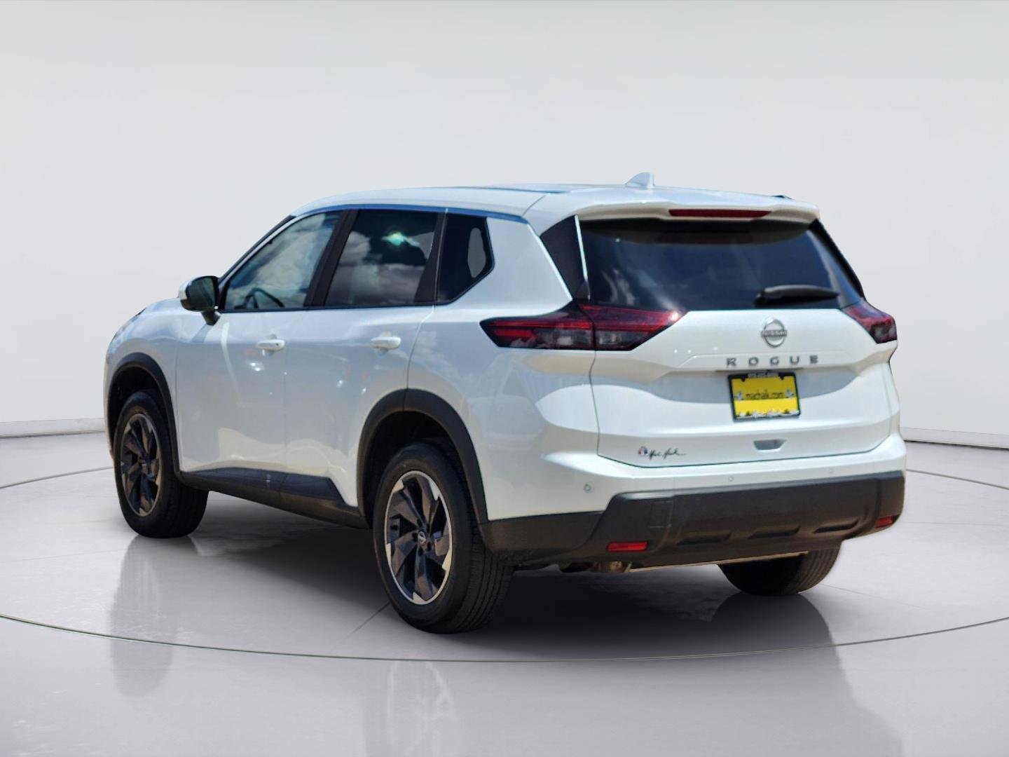 Used 2025 Everest White Pearl Nissan SV image 4